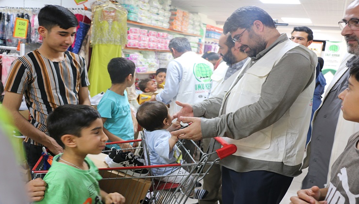 Umut Kervanı Şanlıurfa'da bayram öncesi yetim çocukları giydirdi