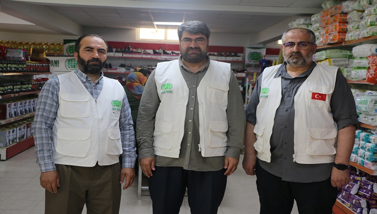 Umut Kervanı Şanlıurfa'da bayram öncesi yetim çocukları giydirdi