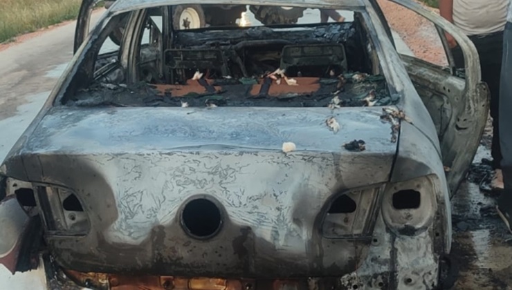 Şanlıurfa'da seyir halindeki otomobil alev alev yandı