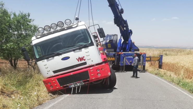 Yolda mahsur kalan vinci yine vinç kurtardı