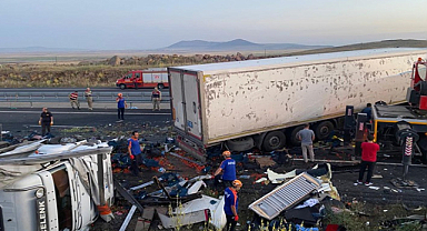 Diyarbakır-Şanlıurfa Karayolunda tır kazası: 1 ölü 2 yaralı