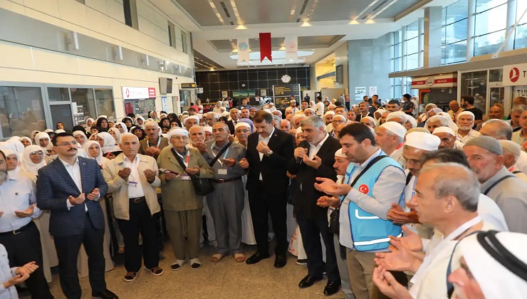 Şanlıurfa'dan ilk hac kabilesi dualarla uğurlandı
