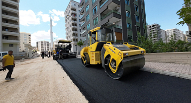 Karaköprü'de yol yenileme çalışmaları sürüyor