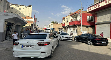 Kontrolden çıkan otomobil motosiklete çarpıp işyerine daldı: 1 yaralı