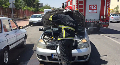 Otomobilin motorunda çıkan yangın söndürüldü