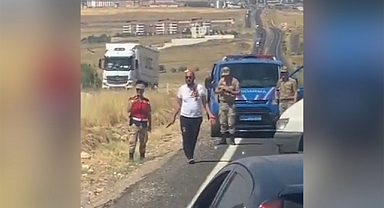 Şanlıurfa’da bıçaklı şahıs yolu trafiğe kapattı