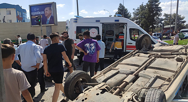 Şanlıurfa'da otomobil ile tır çarpıştı: Yaralılar var