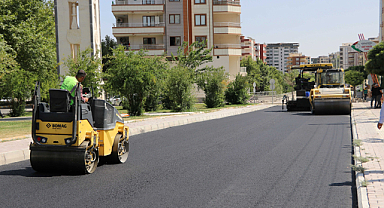 Akpiyar Mahallesinde sıcak asfalt çalışmaları sürüyor