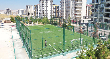 Karaköprü'de sentetik çim saha çalışmaları sürüyor