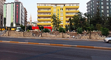 Karaköprü Mezarlığı kaldırıldı ama yol yapılmadı