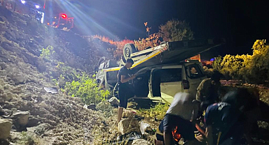 Şanlıurfa'da araç yüklü çekici şarampole yuvarlandı: 4 yaralı