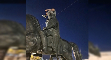 Şanlıurfa'da Atatürk heykeline çıkan çocuk gözaltına alındı
