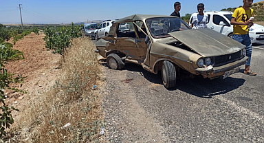 Şanlıurfa'da hafif ticari araç ile otomobil çarpıştı: 3 yaralı