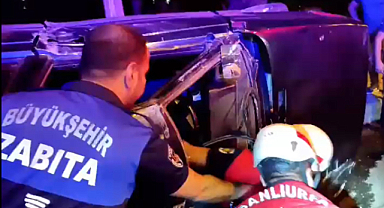 Şanlıurfa'da hafif ticari araç kaldırıma çarptı: 1 yaralı