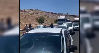 Şanlıurfa'da sürücüler yol kapattı
