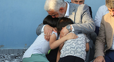Yapıcıoğlu Şehit Sacit'in çocuklarını bağrına bastı