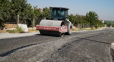 Haliliye kırsalında sathi kaplama asfalt çalışmaları sürüyor