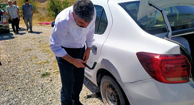 İşte gerçek vekil! HÜDA PAR Milletvekili yolda kalan arabanın tekerleğini değiştirdi
