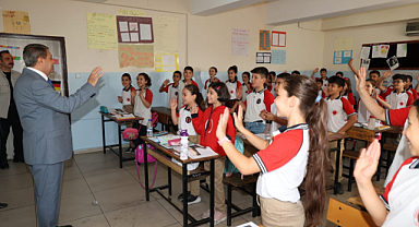 Vali Şıldak: Kendi çocuğunuza öğretir gibi öğretmenizi istiyorum