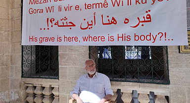Yazar Abdulkadir İkbal Said-i Nursi'nin mezarı önünde oturma eylemi başlattı