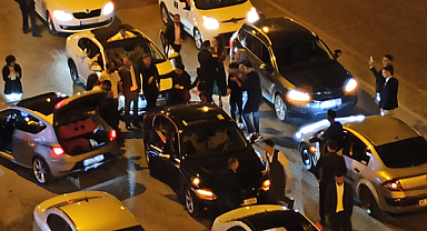 Yolu kapatıp halay çektiler