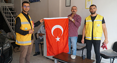 Haliliye Belediyesi ev ve işyerlerine bayrak hediye etti