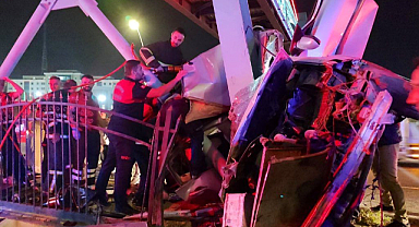 Urfa'da otomobil üst geçide çarptı! 2 ölü