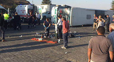 Yolcu otobüsü otomobile çarptı! Ölü ve Çok sayıda yaralı var