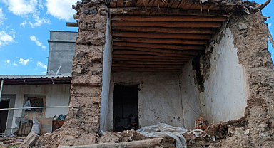 Urfa'da fırtına etkili oldu! Bir ev çöktü