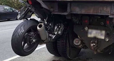 Feci kaza: Motor tıra ok gibi saplandı