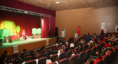 Karaköprü'de çocuklar için kırmızı başlıklı kız tiyatrosu oynatıldı