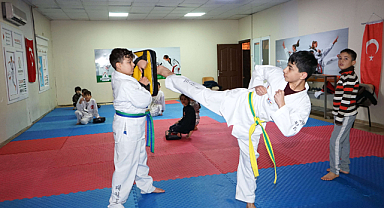 Karaköprü’de çocuklar zamanını spor kurslarında değerlendiriyor