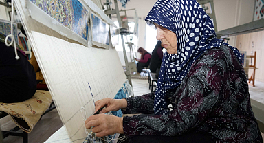 Karaköprü’de kadınlar el emeği halılar üretiyor