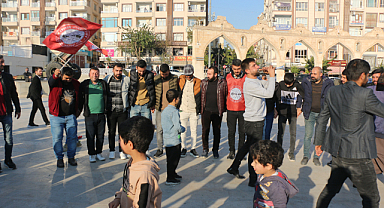 Şanlıurfa'da işçilerden halaylı eylem!