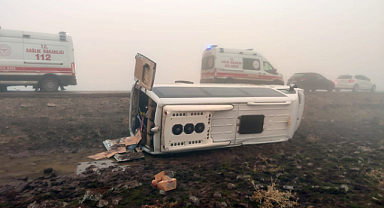Siverek'te minibüs devrildi: 8 yaralı