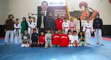 Karaköprü'de çocuklar zamanını tekvando kursunda değerlendiriyor
