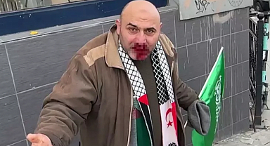 Kelime-i Tevhid bayrağı taşıdığı için ırkçı saldırıya uğradı