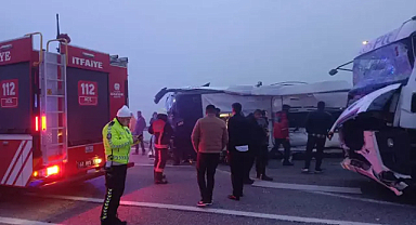 Otobüs ile kargo kamyonu çarpıştı: 3 ölü, 29 yaralı