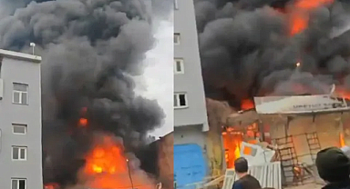 Şanlıurfa'da sünger deposunda yangın çıktı