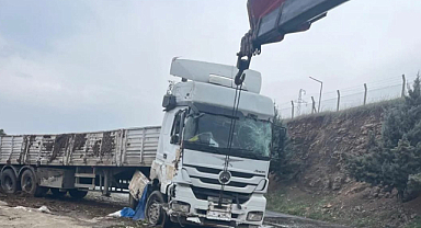 Şanlıurfa'da tır devrildi! Yol trafiğe kapandı