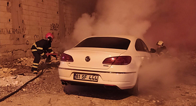 Şanlıurfa'da yanan otomobil korkuttu