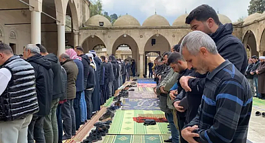 Şanlıurfalılar Gazzeli Müslümanlar için namaza durdu