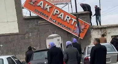 Siverek'te AK Parti tabelası indirildi