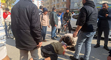 Araba sürmeyi öğrenmeye çalışırken yayaya çarptı!