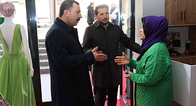 Başkan Baydilli esnaf ve vatandaşlara karaköprü’yü kalkındıracak projelerini anlatıyor