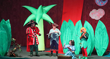 Karaköprü'de 'Peter Pan hayal dünyası' çocuk oyunu sahnelendi