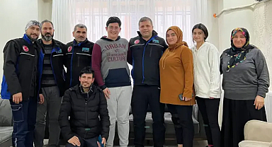 Şanlıurfa'da arama kurtarma ekibi enkazdan kurtardıkları aileyi ziyaret etti