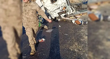 Şanlıurfa’da gıda yüklü tır devrildi: 1 yaralı