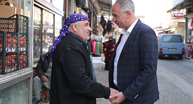 Başkan Mehmet Kuş Eyyübiyelileri tek tek dinliyor