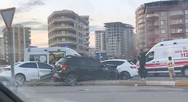 Karaköprü'de otomobiller çarpıştı!